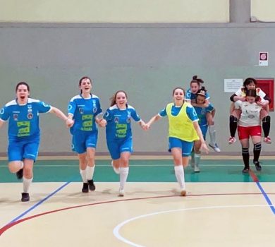 Le ragazze della squadra corrono felici in campo